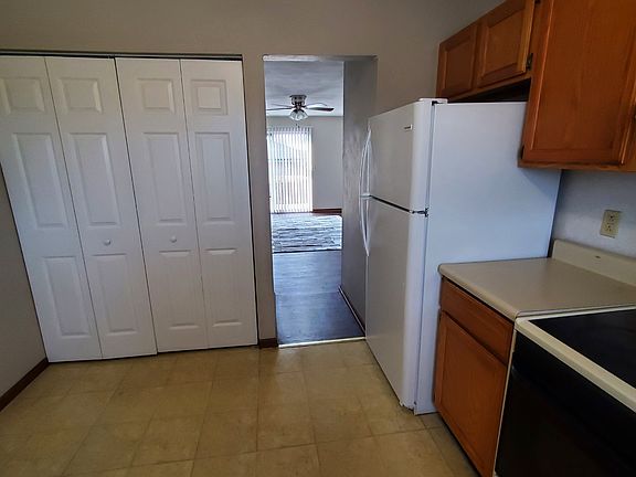 5th image of 136 Lauren Cir #E