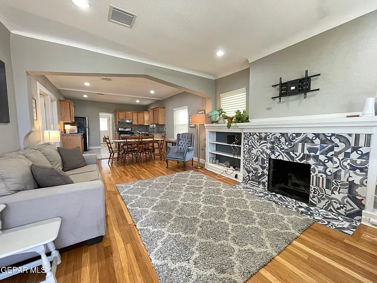 4415 Cumberland Ave — Photo 2