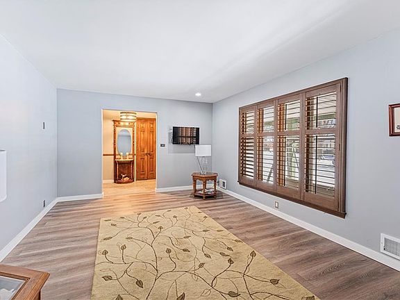 4th image of 404 SE Westwind Dr