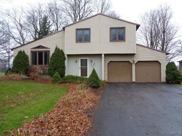 211 Golfcrest Cir, Baldwinsville, NY 13027