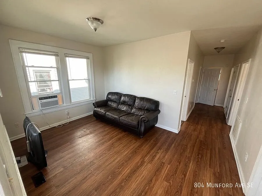 Newly Renovated 3 Bed 1 Bath Close to Greenway! — Photo 2
