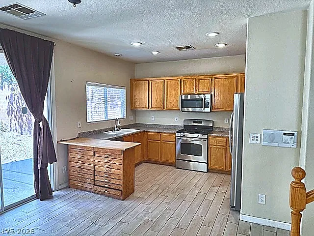 4 bed, 2.5 bath, 2137 sqft, $2,800 — Photo 2