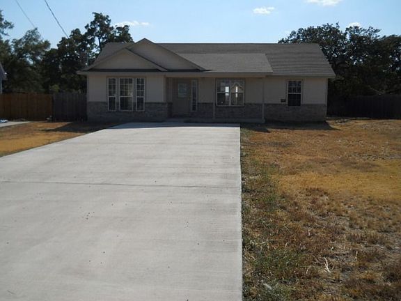3rd image of 104 Live Oak Cir