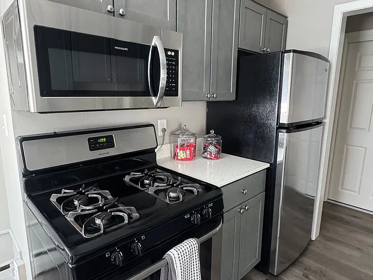 1709 S Ferry St — Photo 1