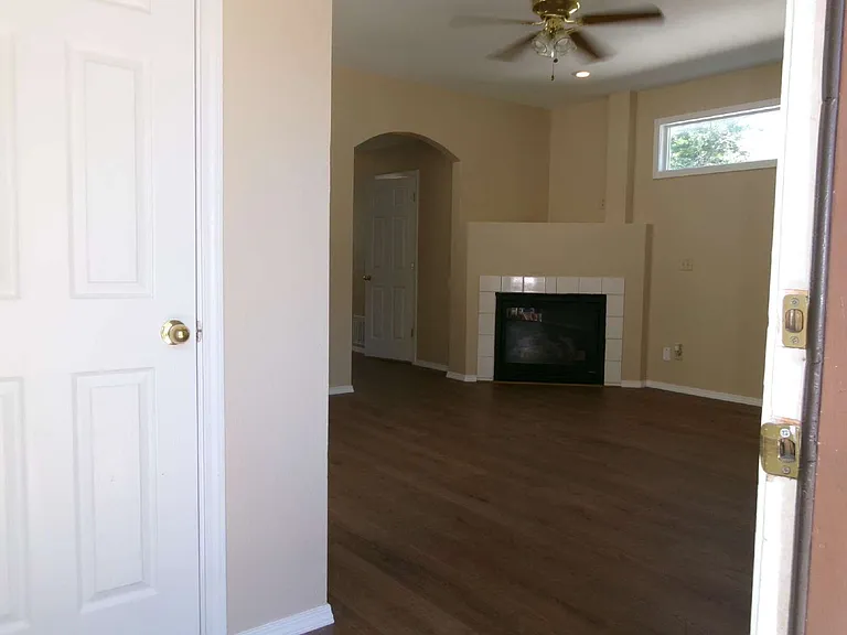 2429 E Monument St — Photo 3
