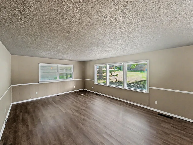 16 Evesham Ln — Photo 3