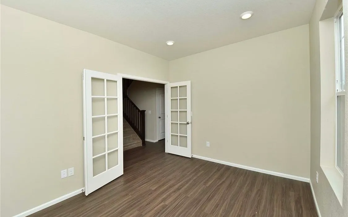 3 bed, 2.5 bath, 2042 sqft, $3,100 — Photo 2