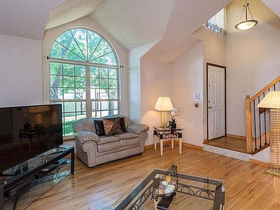 Hardwood floors, wrought iron railings, Bright, Sunny and Inviting!
