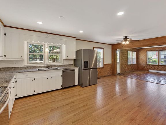 5th image of 18 Windy Acres Cir