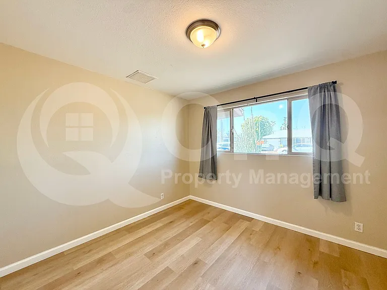 445 E Beatryce St — Photo 11