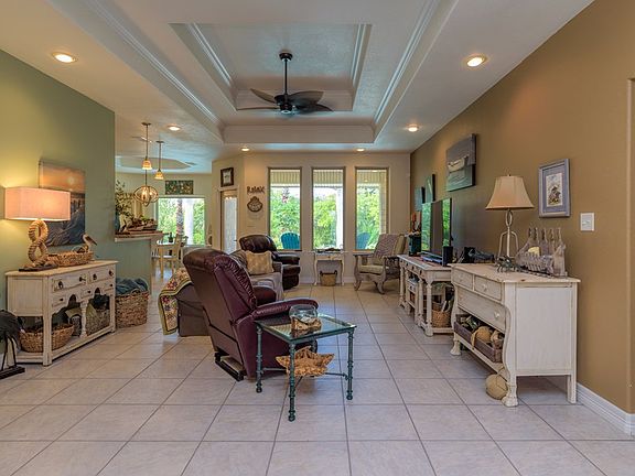 4th image of 6 Bethpage Ct