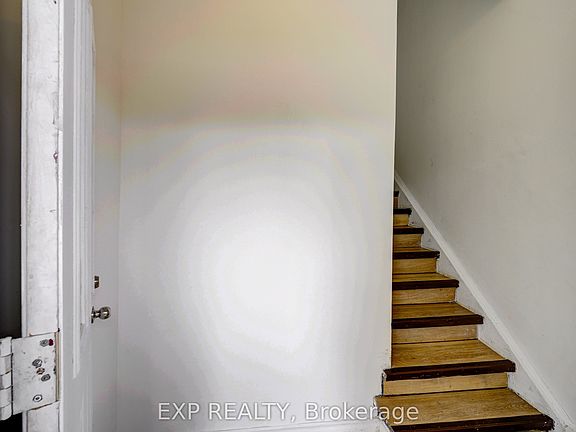 4th image of 524 Simcoe St