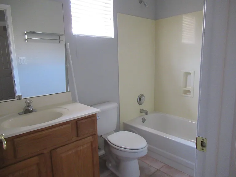 529 E Cantebria Dr — Photo 16