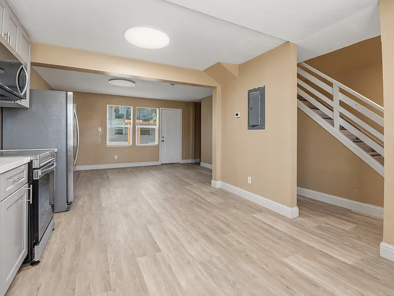 1639 E 6th St #1639 — Photo 20