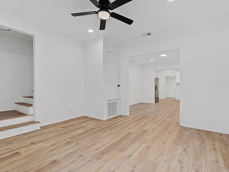 1032 E Tucker St — Photo 3