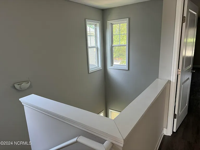 210 Jordan Ln — Photo 10