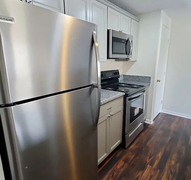 1610 Arlyn Cir #M — Photo 4