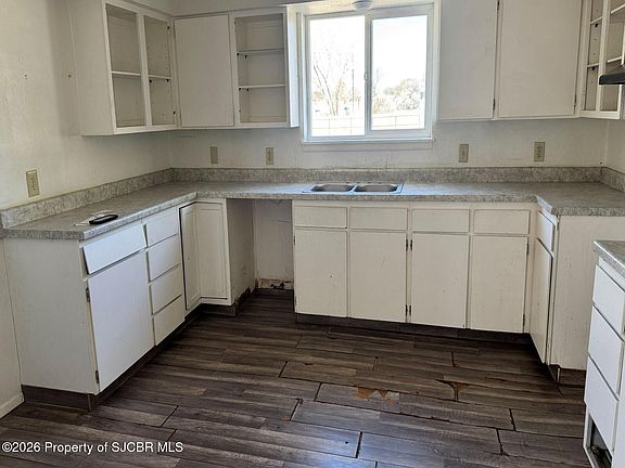 3rd image of 403 E Cedar Ave