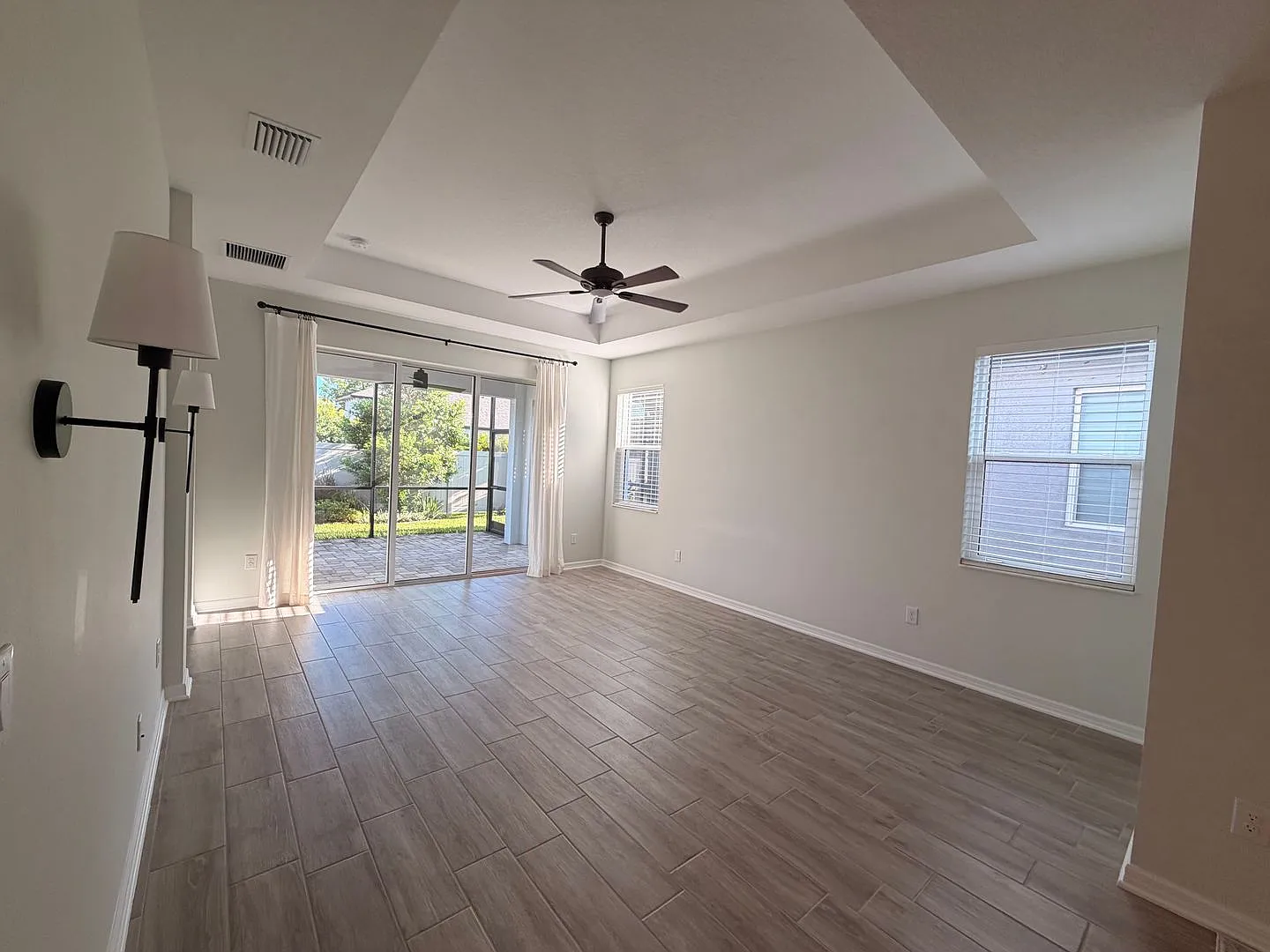 Open and bright 2/2 Plus a den with 2 car garage — Photo 4