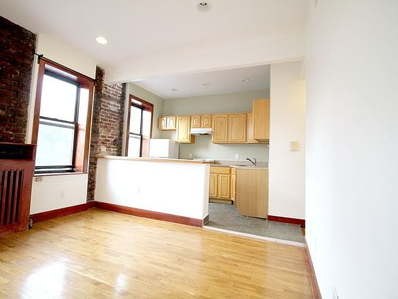 4th image of 110 Rogers Ave #3RR