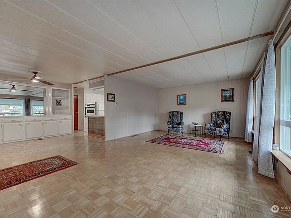 Large living room>