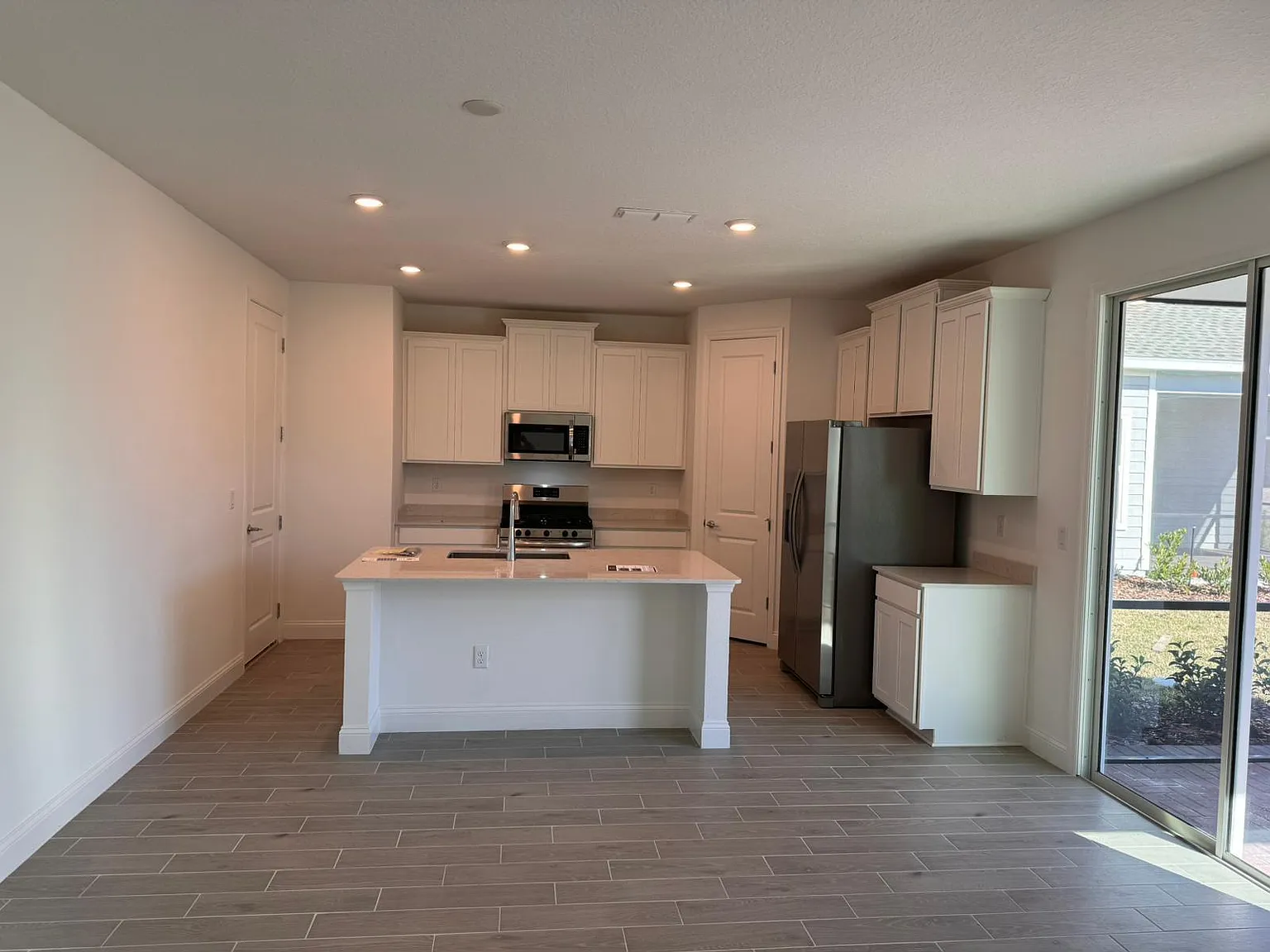 5 bed, 2358 sqft, $3,045 — Photo 3