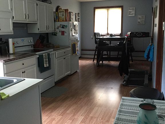 eat-in kitchen from entry