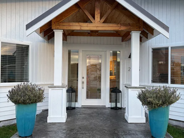 2205 Dover Dr, Anacortes, WA 98221