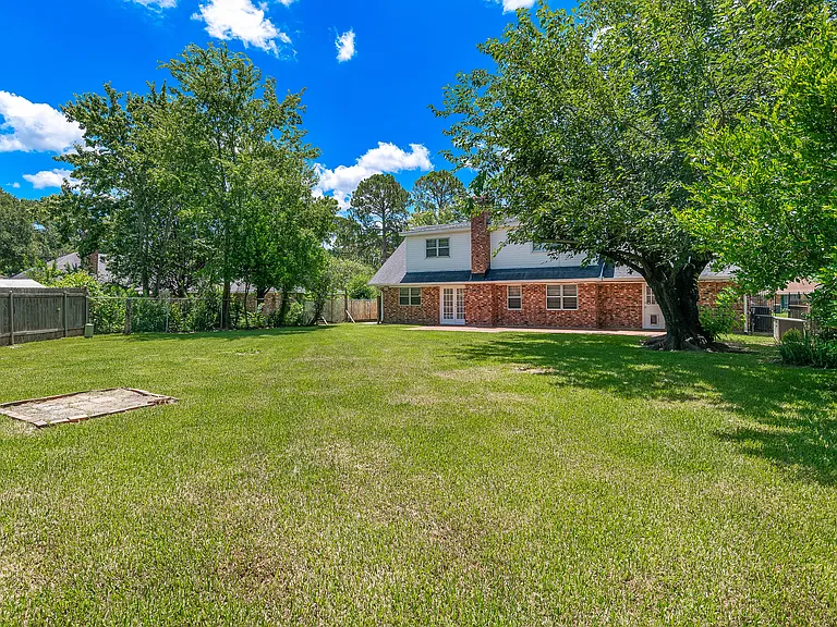 1554 Westbury Dr — Photo 23