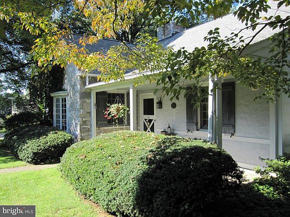 5th image of 1553 Hollywood Dr