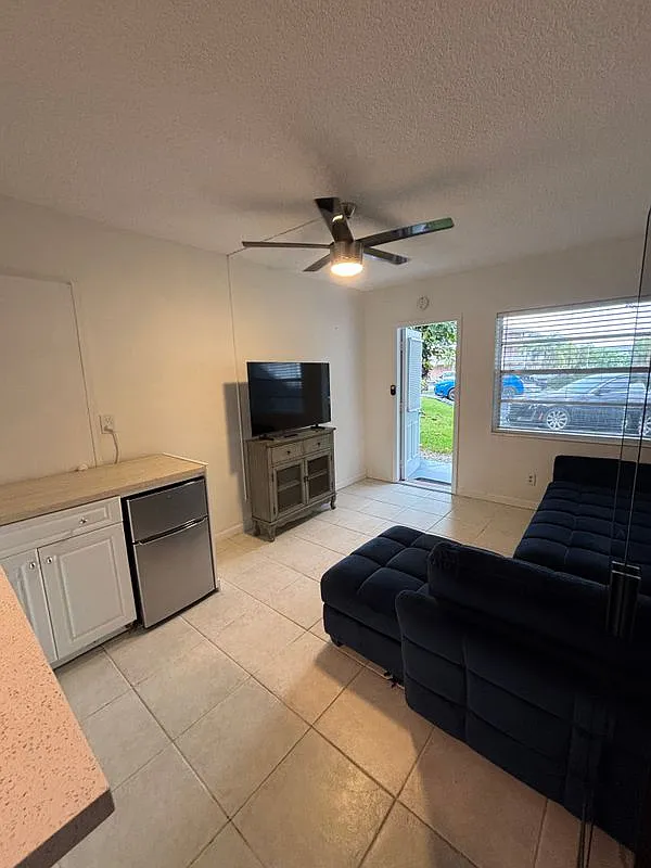 3 bed, 2.0 bath, 1200 sqft, $1,350 — Photo 2
