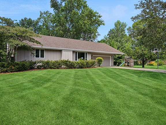 3rd image of 2801 Black Oaks Ln N