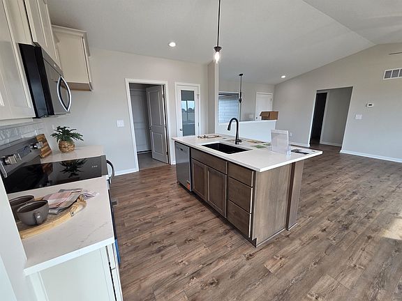 5th image of 230 Summer Ct