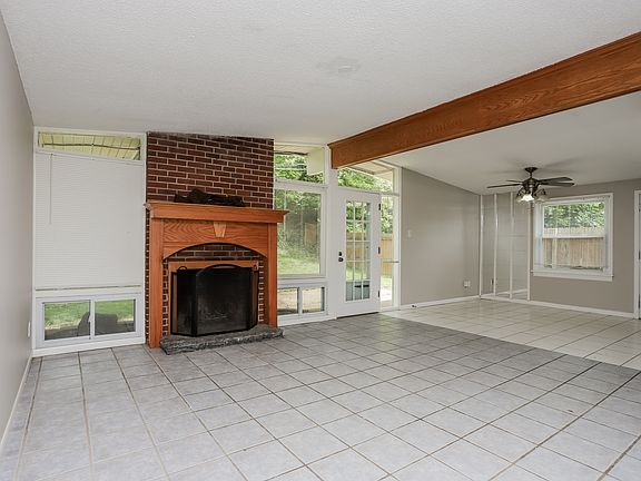 2nd image of 915 Saint Anthony Ln