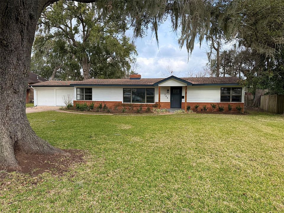 1st image of 306 Oak Dr