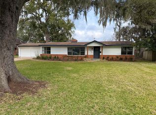 306 Oak Dr, Lake Jackson, TX 77566