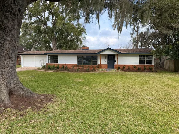 306 Oak Dr, Lake Jackson, TX 77566