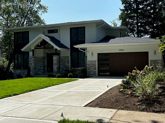3rd image of 990 Saxony Dr
