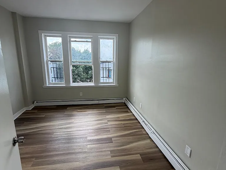 470 21st St #3L — Photo 3