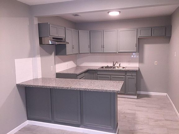 Kitchen Bar, Tiled floor