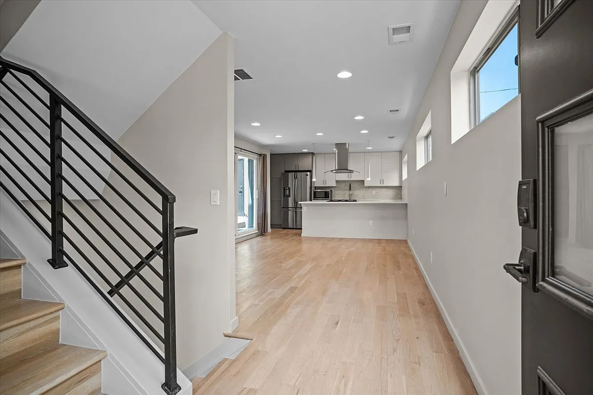 3 bed, 1946 sqft, $3,250 — Photo 4