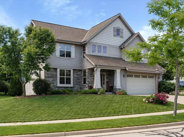 1674 Deer TRAIL, Waukesha, WI 53189