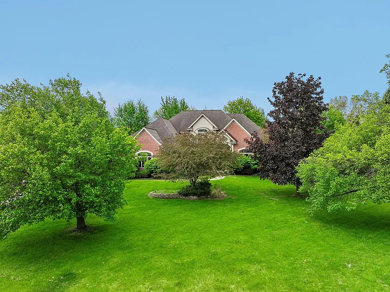 1819 Brookview Dr — Photo 1