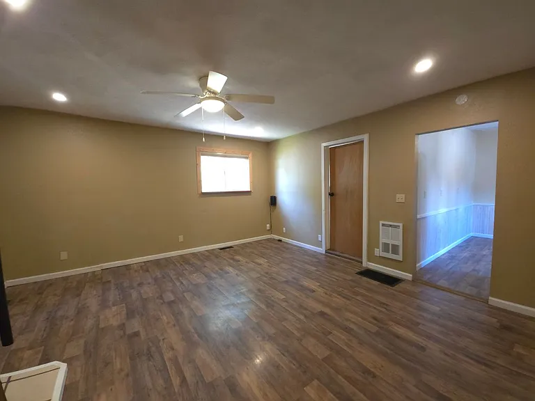 402 Oregon St — Photo 6