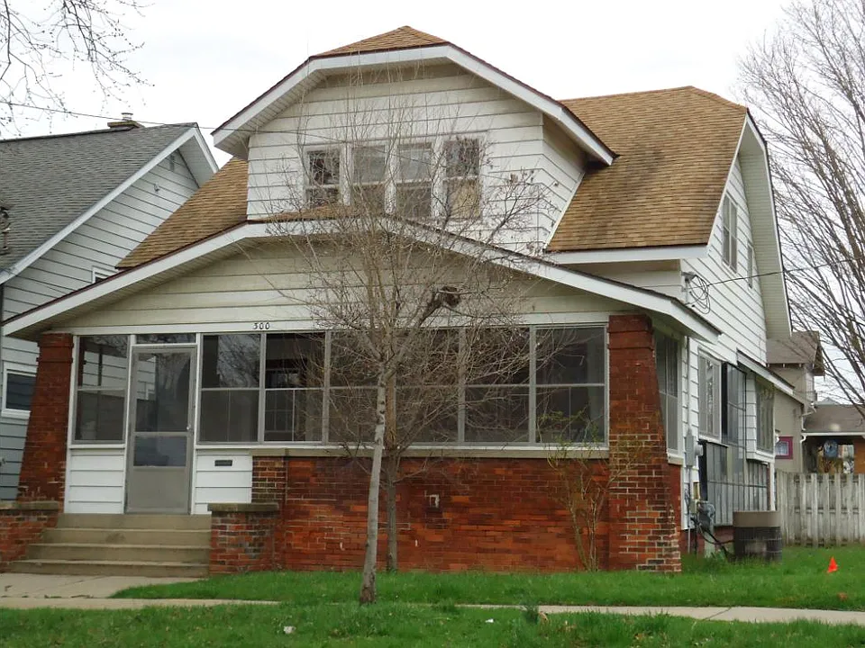 300 Diamond Ave NE