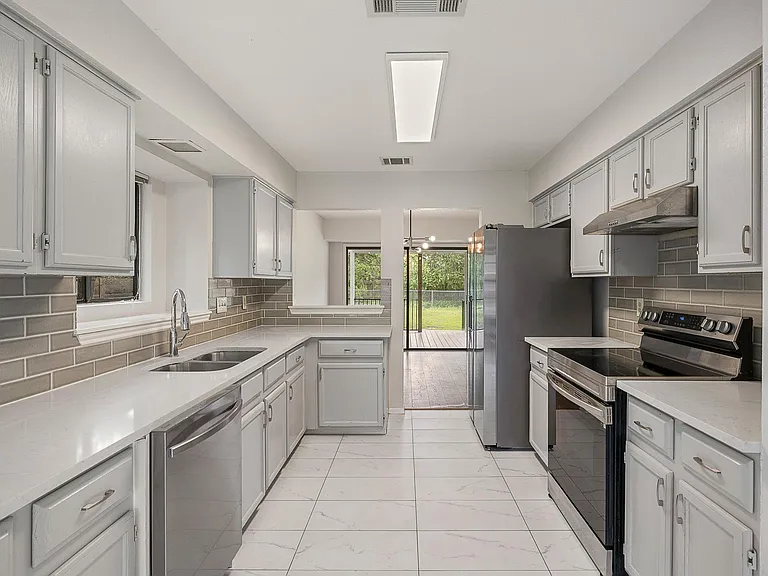 8905 Bridgewood Trl — Photo 11