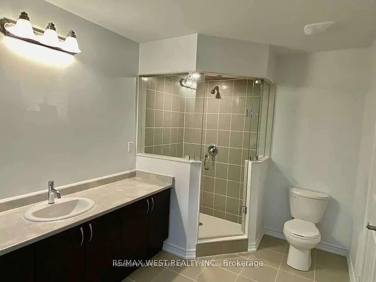 256 Ridley Cres — Photo 4