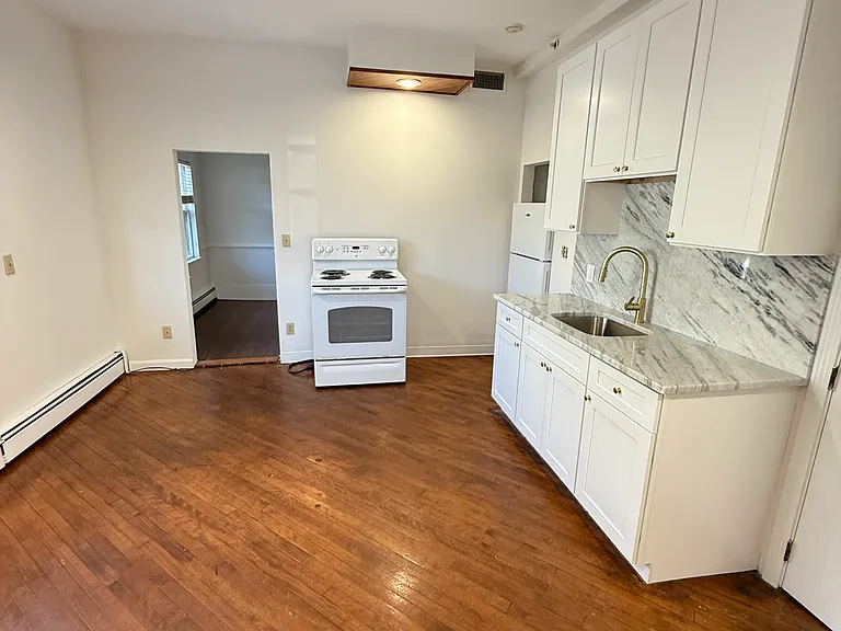 313 Essex St #105 — Photo 14