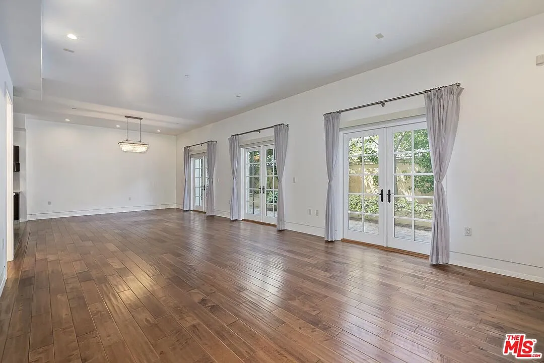 3 bed, 2.5 bath, 2472 sqft, $10,500 — Photo 2