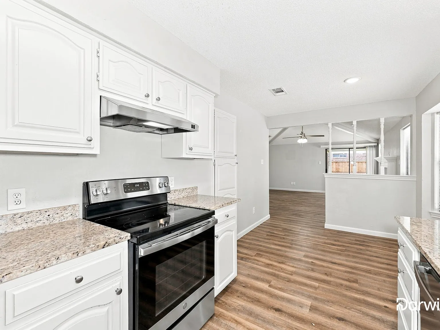 3 bed, 2.0 bath, 1307 sqft, $1,925 — Photo 2